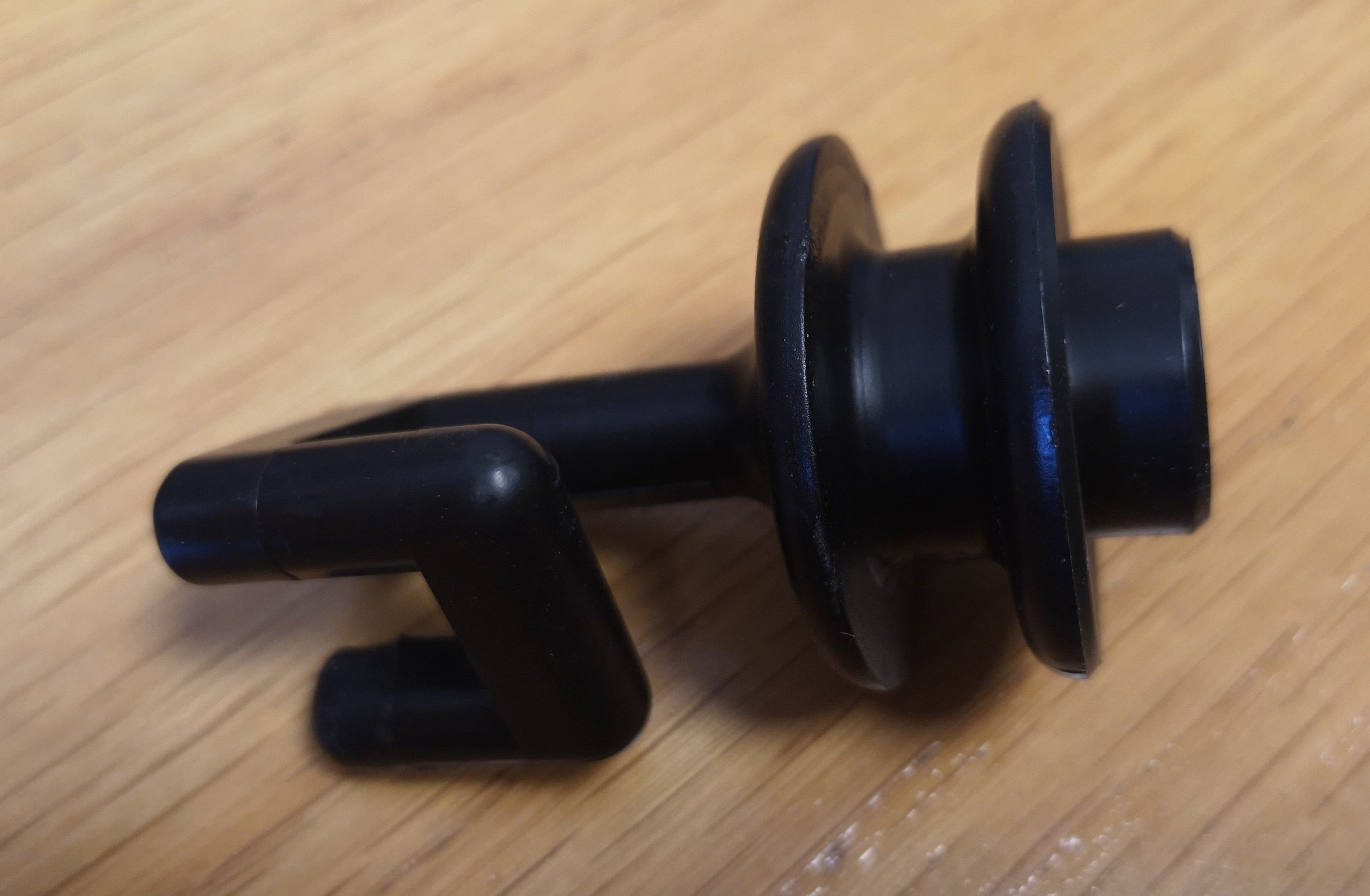 INSULATOR OVAL STEEL POST 25
